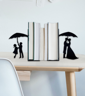 Metal Kitap Tutucu Yağmurda Aşk Figürlü Kitap Desteği, Dekoratif Kitaplık