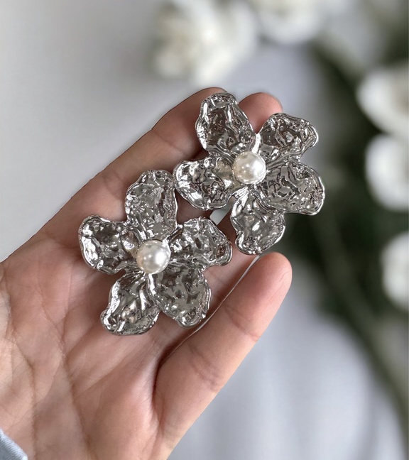 Silver Renk Mat Altın Kaplama İnci Detaylı Metal Çiçek Küpe
