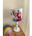 Minibabyrooms Elsa ve Anna Desenli Ahşap Oyma Ayak Abajur
